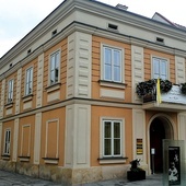 Placówka znajduje się w kamienicy przy ul. Kościelnej 7 w Wadowicach.