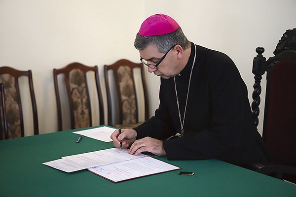 Biskup podpisał stosowne dokumenty. Przyjęcie przez niego funkcji administratora diecezji podpisem potwierdziła Rada Konsultorów.