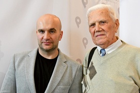 Reżyser Bartłomiej Grzegorczyk (z lewej) i Mieczysław Malinowski, bratanek i chrześniak dowodzącego oddziałem.