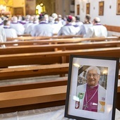 Zmarły kapłan był proboszczem miejscowej parafii od 1980 r.
