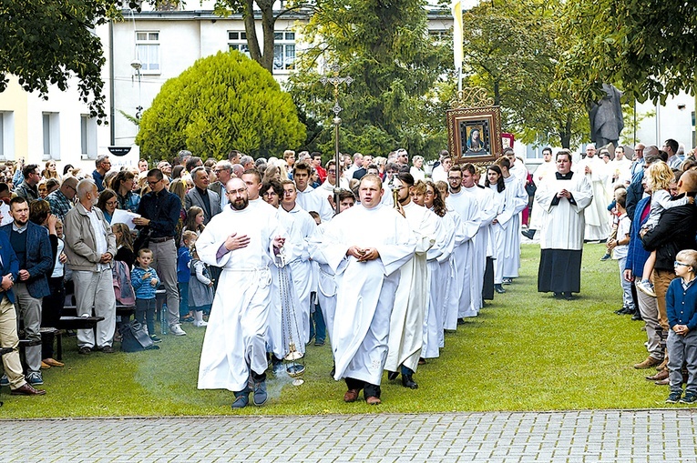 Posługa przy ołtarzu to także miejsce dla dorosłych. Na zdjęciu: pielgrzymka członków Ruchu Światło–Życie do Rokitna. 