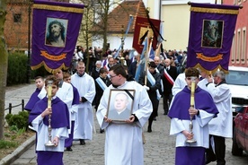 Procesja na cmentarz przeszła głównymi ulicami miasta.