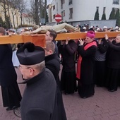 Tradycją Gdyńskiej Drogi Krzyżowej jest niesienie kilkumetrowego drewnianego krzyża.