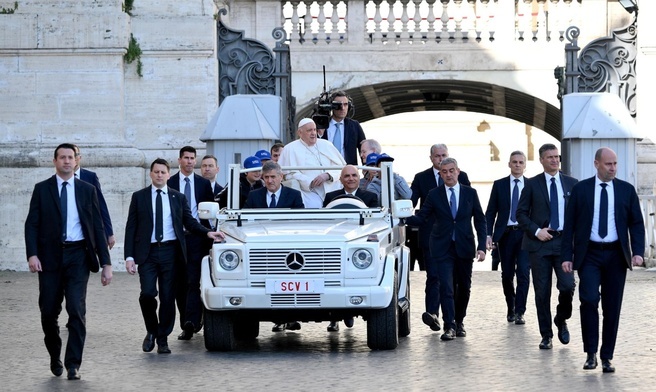 Franciszek przybywa na audiencję generalną