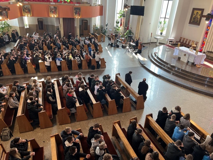 Młodzi adorowali Najświętszy Sakrament podczas Duchowej Rewolucji w Czechowicach-Dziedzicach.