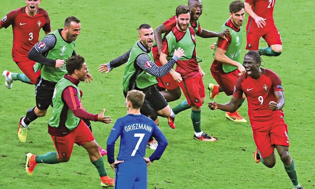 Rezerwowy Éder (z numerem 9) strzela gola w finale Euro 2016. Staje się bohaterem Portugalczyków. Antoine Griezmann stanął oniemiały