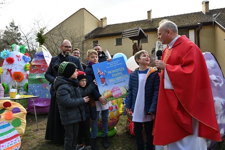 Wielkanocne pisanki w sanktuarium w Matemblewie