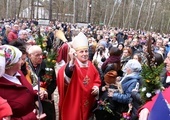 Bp Marek Solarczyk poświęcił wielkanocne palmy.