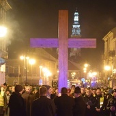 W trakcie nabożeństwa niesiono krzyż, który jest wierną kopią symbolu Światowych Dni Młodzieży.