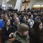 Uczniowie bielskich szkół średnich wypełnili kościół św. Maksymiliana.