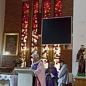 Aktu zawierzenia Maryi oraz poświęcenia dokonał podczas Mszy św. ks. prał. Janusz Baranowski, rezydent parafii św. Zofii w Warszawie.