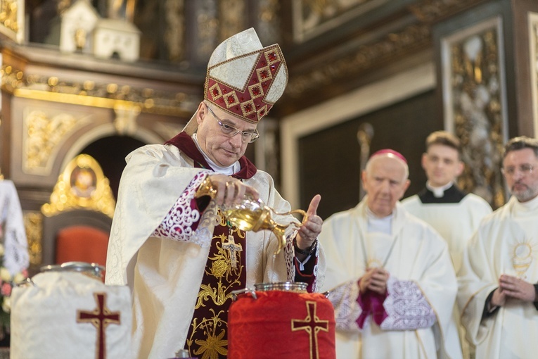 Moment konsekracji świętych olejów.