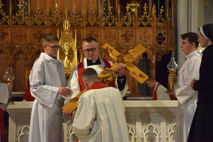 Liturgia Męki Pańskiej w radomskiej katedrze.