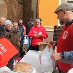 Paczki dla ubogich i potrzebujących od Caritas na Wielkanoc