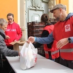 Paczki dla ubogich i potrzebujących od Caritas na Wielkanoc