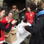 Paczki dla ubogich i potrzebujących od Caritas na Wielkanoc