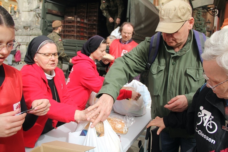 Paczki dla ubogich i potrzebujących od Caritas na Wielkanoc