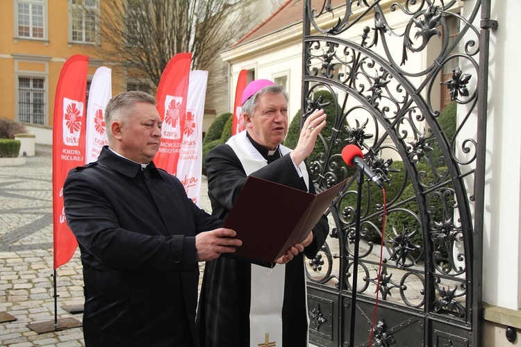 Paczki dla ubogich i potrzebujących od Caritas na Wielkanoc