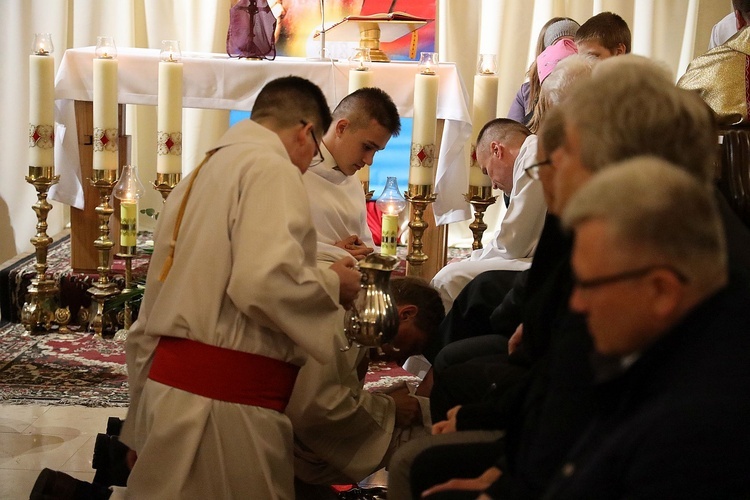 Kapłani, podobnie jak uczynił to Jezus, umywali 12 osobom nogi. 