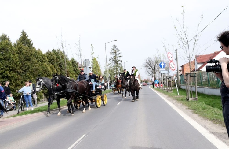 Wielkanocna procesja konna w Ostropie