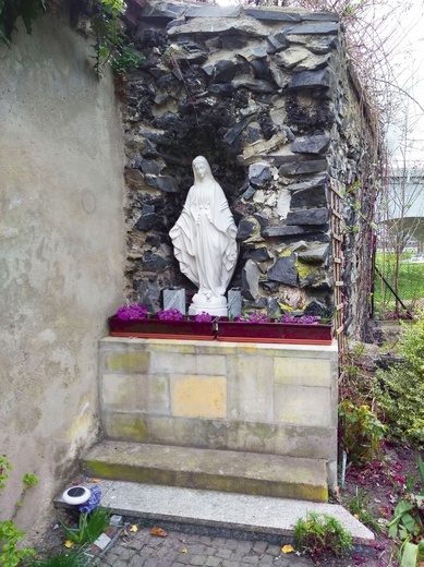 Sprofanowana figura Maryi wróciła do groty przy klasztorze.
