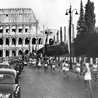 Maratończycy w Rzymie biegli obok Koloseum.