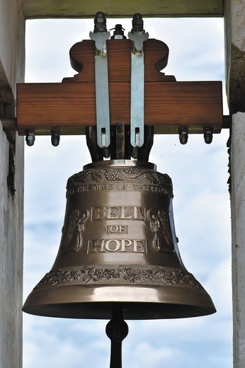 Dzwon Nadziei w Munyonyo jako symbol łączności z sanktuarium w Łagiewnikach.