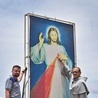 O. Wojciech Ulman, proboszcz sanktuarium, i Marcin Szczepaniak, artysta rzeźbiarz, na dachu powstającej kaplicy, gdzie stanie figura Jezusa Miłosiernego.