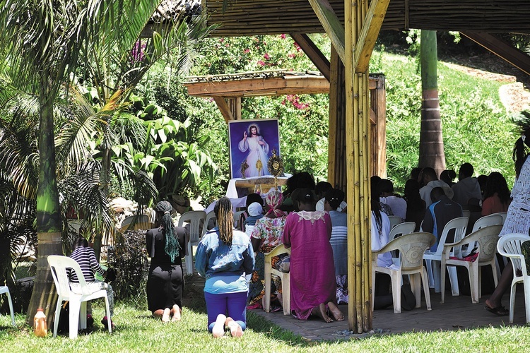 Adoracja Najświętszego Sakramentu przy relikwiach św. Faustyny i bł. ks. Sopoćki  na terenie sanktuarium w Munyonyo.
