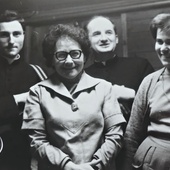 	Reminiscencja z Bachledówki. Od lewej: kleryk Stanisław Koller, Zofia Lamers, ks. Stanisław Maślanka i Marzenna Straszewicz.