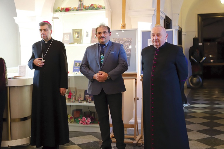 Wystawę otworzyli administrator apostolski diecezji oraz dyrektor Muzeum w Łowiczu Grzegorz Dębski.