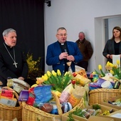 Do włączenia się w pomoc zachęca bp Krzysztof Nitkiewicz oraz ks. Bogusław Pitucha, dyrektor sandomierskiej Caritas. 