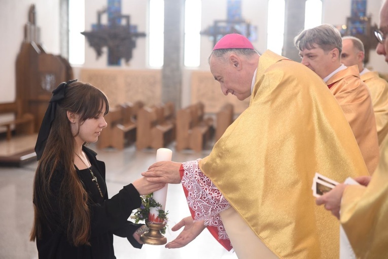 Młodzi w procesji z darami przynieśli m.in. świecę jako symbol gotowści do apostolstwa. 