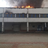 Katowice. Kilka godzin strażacy gasili pożar hali z hulajnogami elektrycznymi