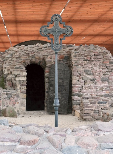 	Prace archeologiczne na Ostrowie Lednickim odsłoniły budowlę, która mogła być baptysterium.