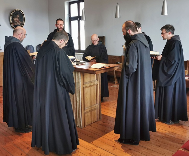 	Odwiedzający mogą włączyć się w rytm życia braci i wspólnie z nimi modlić się w klasztornej kaplicy.