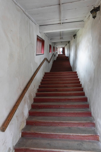 Wielu wiernych schody do sanktuarium Zwiastowania pokonuje na kolanach.  