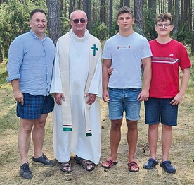 Spotkali się w czasie ubiegłorocznych wakacji na Mazurach (od lewej): tata Dariusz, bp Szymon i dwaj bracia Stanisław i Franciszek.