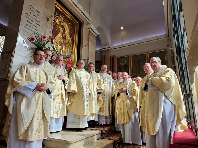 Biskup (szósty od lewej) z uczestnikami nauk.