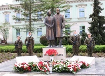 Delegacje złożyły kwiaty pod pomnikiem Lecha i Marii Kaczyńskich.