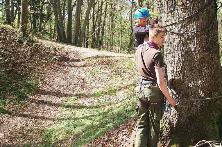 Chodzą po linach i z nich zjeżdżają