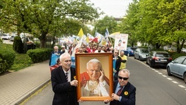 Ulicami Wałbrzycha przeszedł II Marsz Papieski