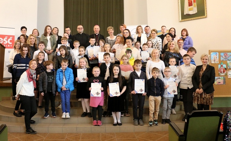 Laureaci z bp. Markiem Solarczykiem, organizatorami i opiekunami.