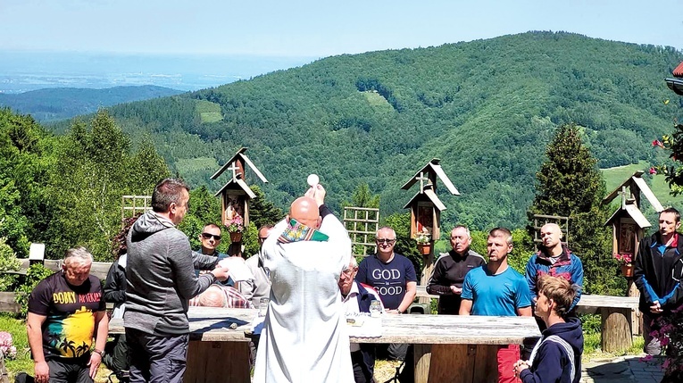 Msza Święta w górach to centralne wydarzenie każdej wędrówki. Bohaterowie męskiej wyprawy  z Fundacją RSC.