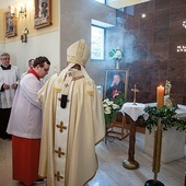 Ołtarz z relikwiami bł. Stefana Wyszyńskiego stanie w lewej nawie świątyni.