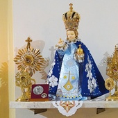 Najpierw, w czasie Mszy św., wraz z relikwiami znalazła się przy ołtarzu.