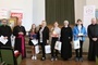 Laureaci z bp. Markiem Solarczykiem, ks. Markiem Adamczykim (z prawej), ks. Mariuszem Chamerskim i opiekunkami.