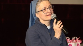Siostra Anna Maria Pudełko, została jedną z czterech radnych generalnych sióstr apostolinek. 