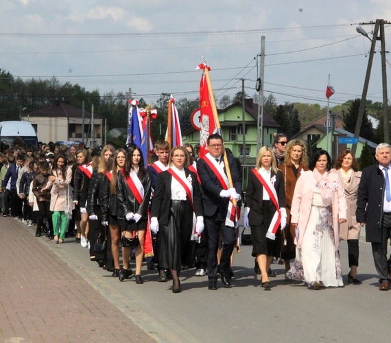 Dulcza Wielka. Nadanie szkole imienia