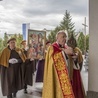 Relikwie do świątyni wniósł ks. prał. Jan Biedroń.